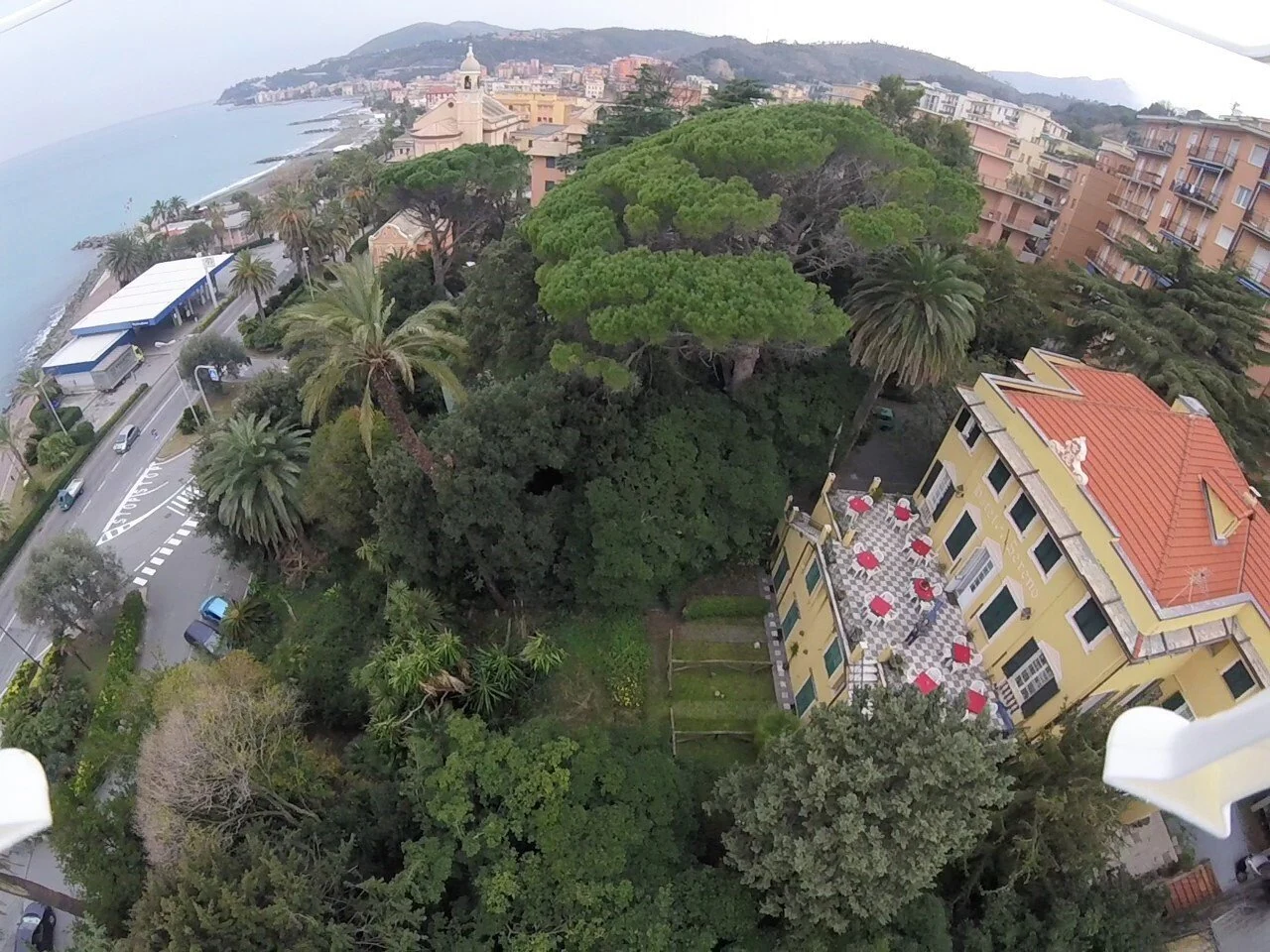 The hotel between the park and the Cogoleto coast