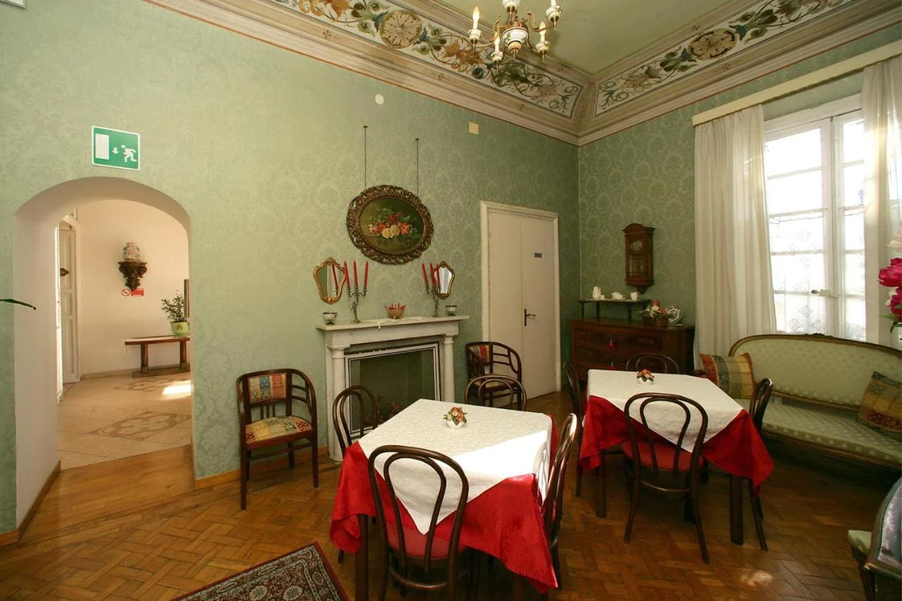 The frescoed breakfast room